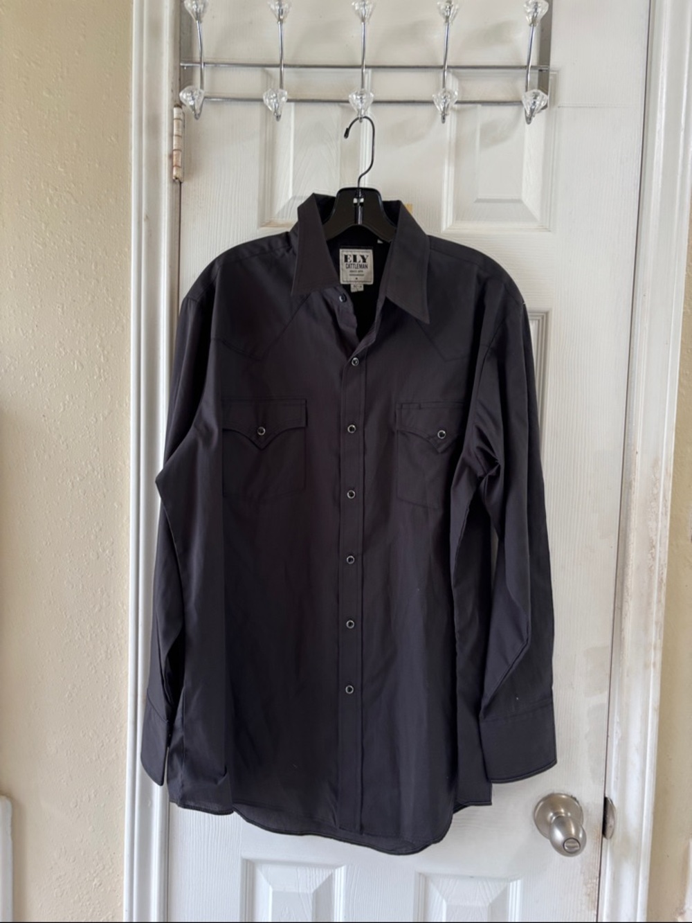 Fly Cattleman long sleeve shirt with Pearlized snap buttons. NWOT